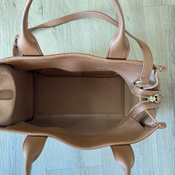 Marc Jacobs Medium Tote Bag with Structured Design and Embossed Text - Picture 8 of 12